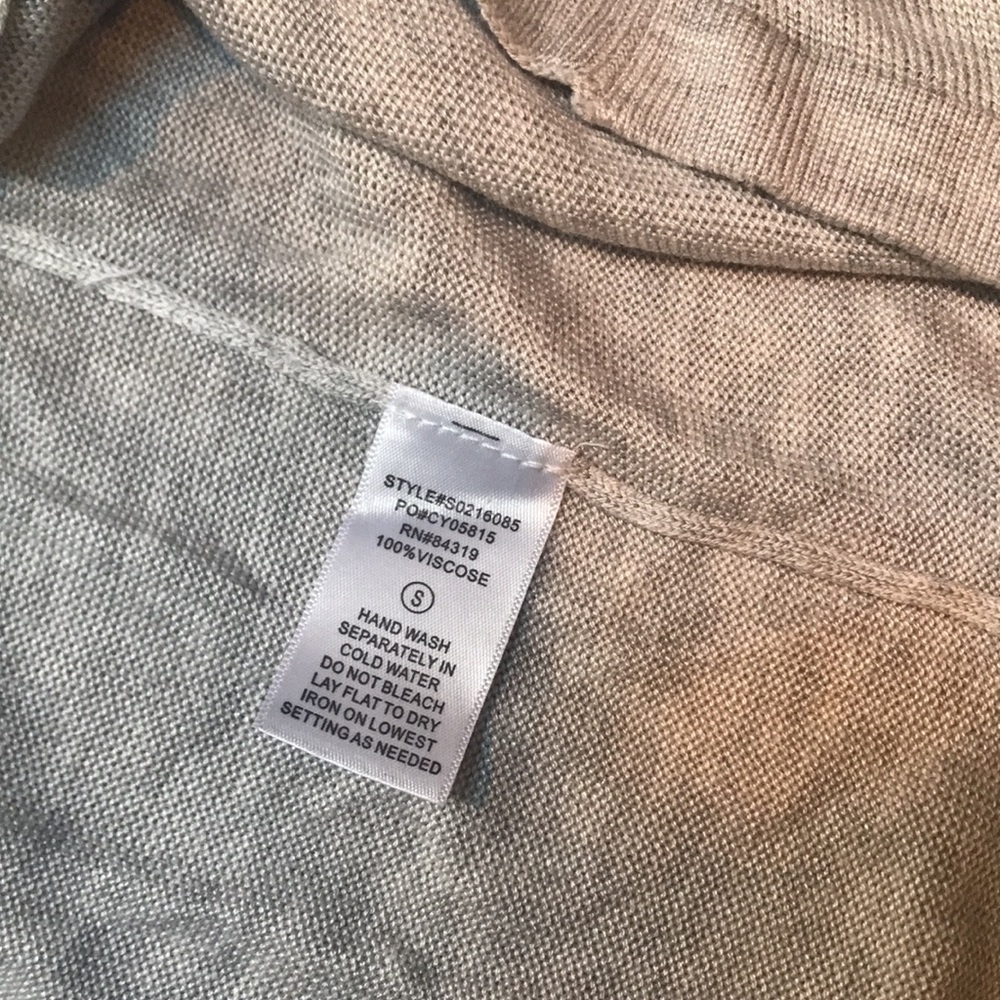 Cyrus NWT Women’s Grey Sweater Size S - Picture 9 of 9